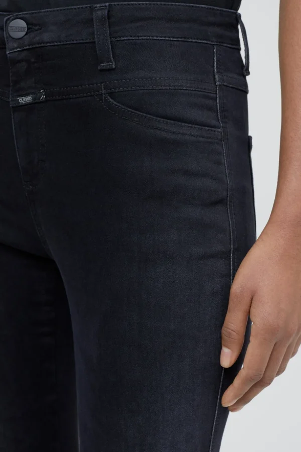 Closed Skinny Pusher Black